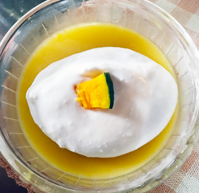 プリンの上のクリームとしても使えるココナッツミルクヨーグルト