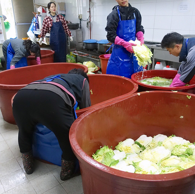 樽は大きく深いため、腰を曲げての重労働