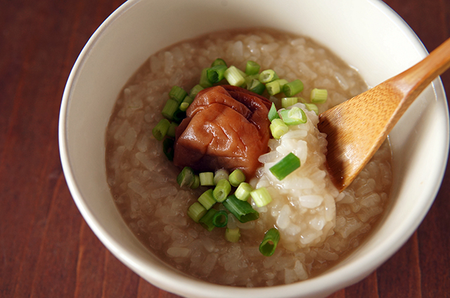 ネギと梅干し入りの碁石茶粥