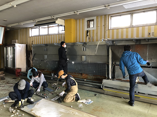 仕事も活動もばらばらでありながら、同じ目的に向かって作業日を設定して集い、定期的にDYIを進めている、春奈さんを含む発酵COMPANY発足メンバーの皆さん