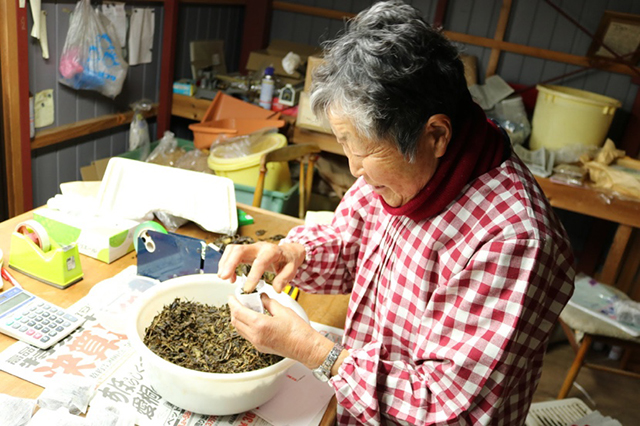 阿波晩茶の製造・販売を行っている山田さん
