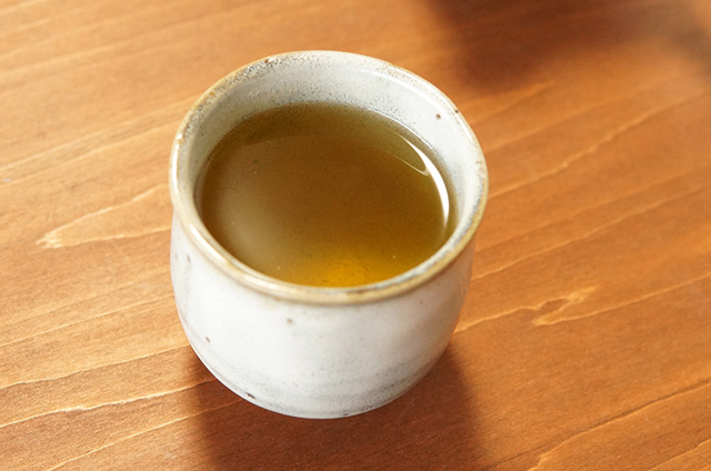 石鎚黒茶ゼリーのロールケーキのお供には、やはり石鎚黒茶を！