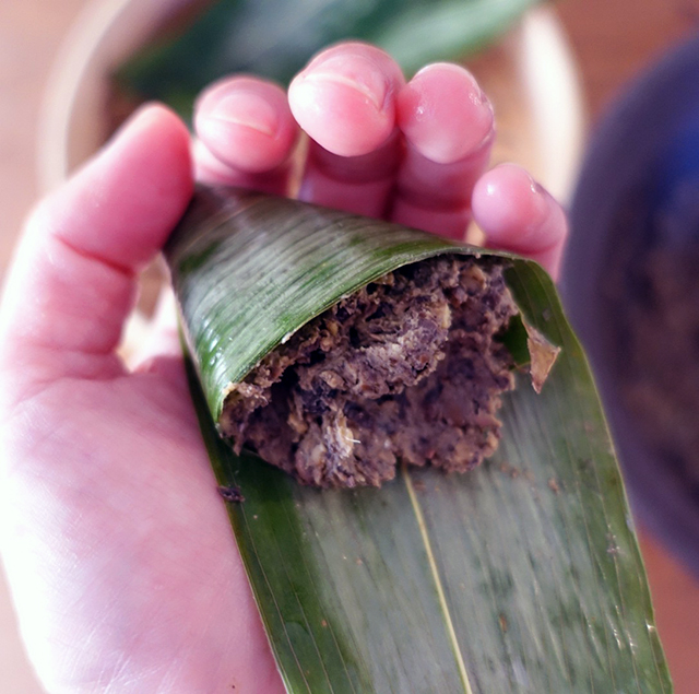 次に採ってきた葉っぱで包みます。今回は熊笹。