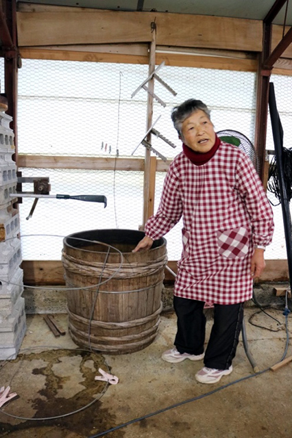 昔ながらの製法を守る阿波晩茶、発酵させる木桶は残りひとつだけ