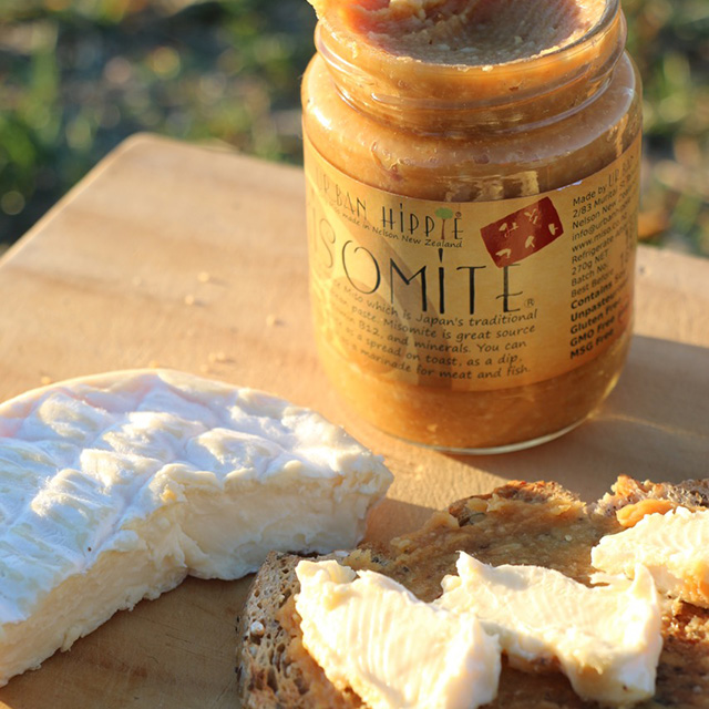 ニュージーランドのネルソンで味噌を作るUrban Hippieのミソマイトとカマンベールチーズ