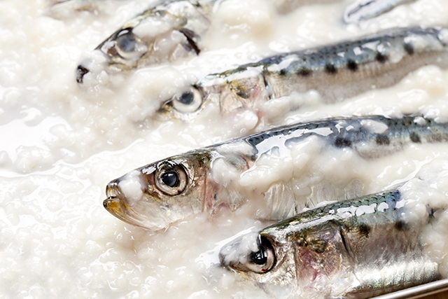 サバ以外の魚でも、塩麹でマリネすると下処理と下味付けが同時にできる