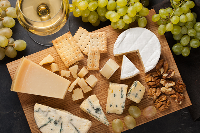 お皿やボードにチーズを盛り合わせる「チーズ・プラトー」