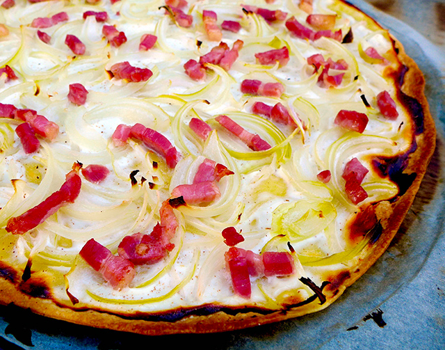 チーズを使わない「ヨーグルトのタルト・フランベ」レシピ